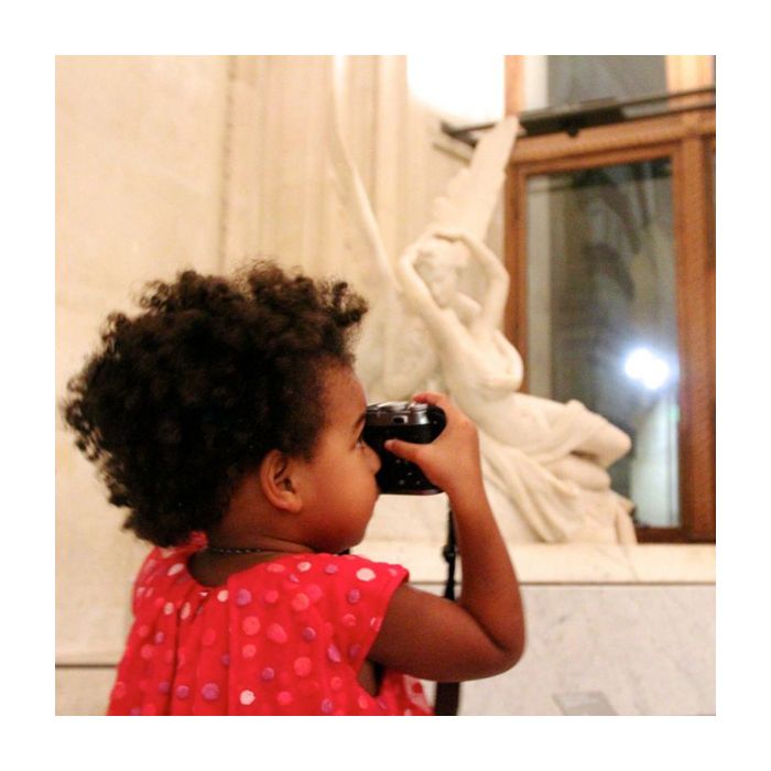 A mini diva Blue Ive, filha de Beyoncé e Jay-Z, atacou de fotógrafa no Museu do Louvre, na França