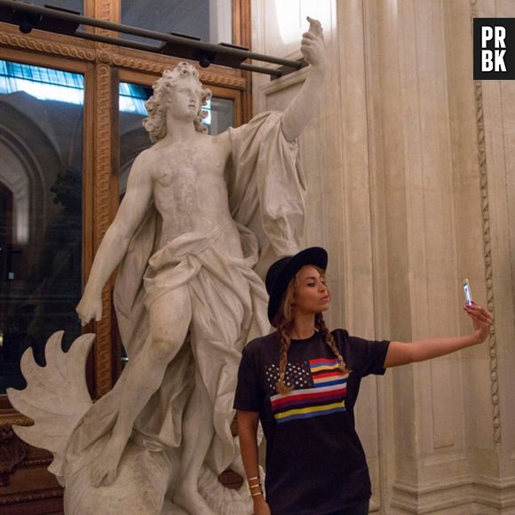 Selfie pós-moderno: Beyoncé reproduz a imagem (com algumas atualizações) no Museu do Louvre