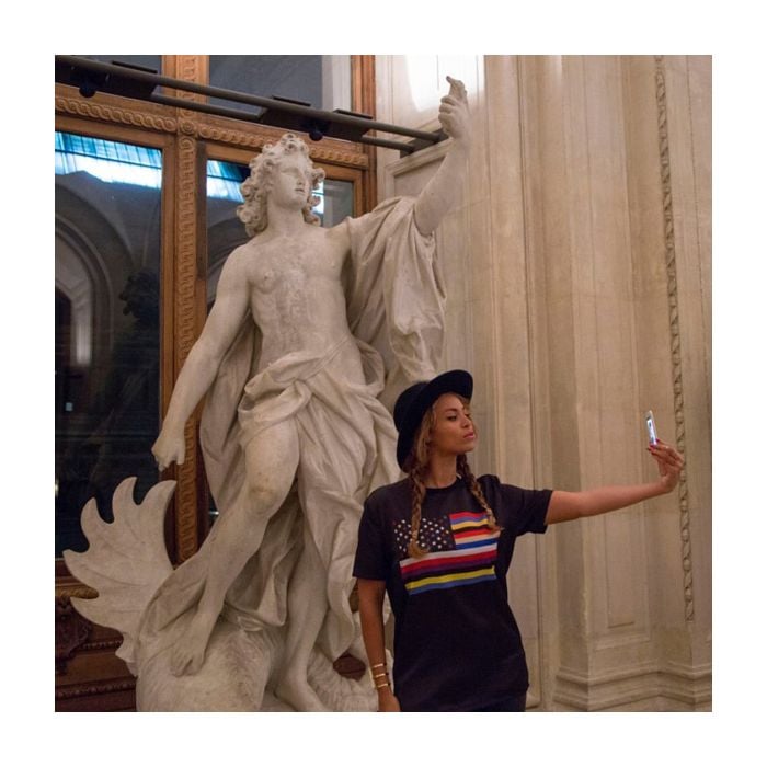 Selfie pós-moderno: Beyoncé reproduz a imagem (com algumas atualizações) no Museu do Louvre
