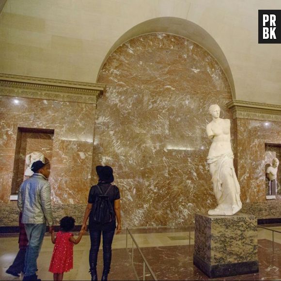 Beyoncé e Jay-Z passeiam pelo Museu do Louvre de mãos dadas com Blue Ive