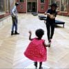 Blue Ive dança para os pais Beyoncé e Jay-Z no Museu do Louvre