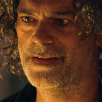 Leon se livra de maldição e conta segredo de seu passado em "O Sétimo Guardião"