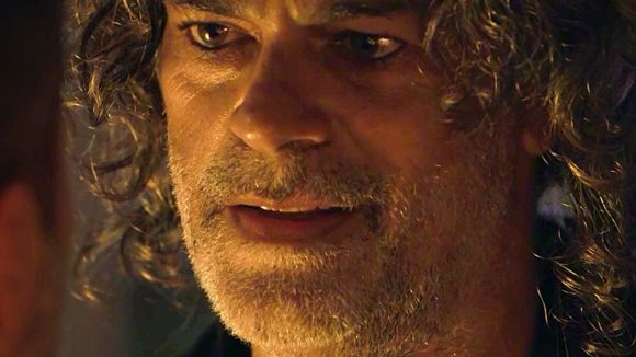 Leon se livra de maldição e conta segredo de seu passado em "O Sétimo Guardião"