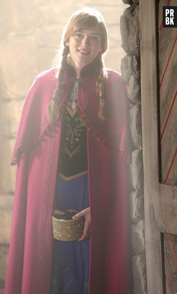 Anna (Elizabeth Lail) segura a caixa que contém o que Rumple (Robert Carlyle) mais deseja em "Once Upon a Time"