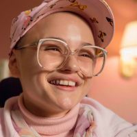 Joey King aparece irreconhecível no teaser arrepiante de "The Act", nova série do Hulu
