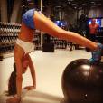 A top model Izabel Goulart malha bastante e faz exercícios de equilíbrio para manter o corpo de modelo