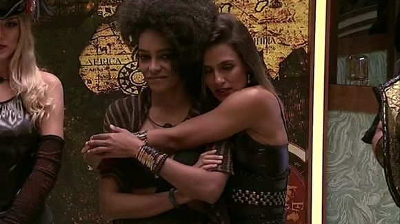 Pelo visto, só um relacionamento entre Carol Peixinho e Gabriela pode salvar o "BBB19"