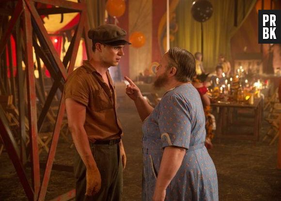 Em "American Horror Story: Freakshow", Jimmy (Evan Peters) e Ethel (Kathy Bates) discutem