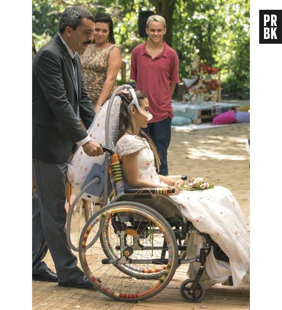 Em "Malhação", Amanda (Pally Siqueira) realiza sonho de casar com Kavaco (Gabriel Contente)