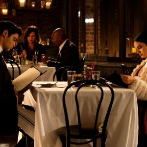 Noah Centineo está todo apaixonado pela Camila Mendes no trailer de "O Date Perfeito"