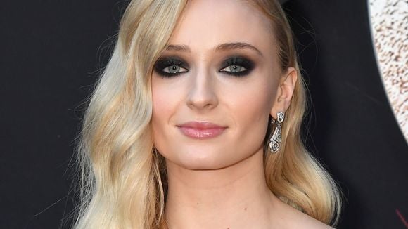 Sophie Turner revela que já pensou em suicídio quando era mais nova e enfrenta a depressão há anos