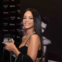 Rihanna recebe fãs no lançamento de seu primeiro perfume masculino