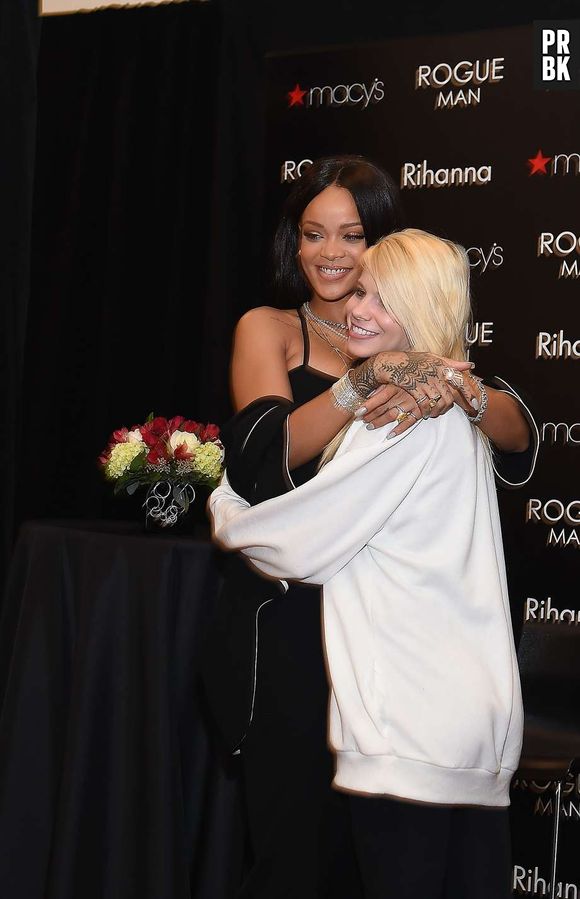 Rihanna atende aos fãs no lançamento do perfume "Rogue Man"
