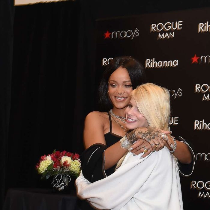  Rihanna atende aos f&amp;atilde;s no lan&amp;ccedil;amento do perfume &quot;Rogue Man&quot; 
