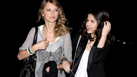 Selena Gomez elogia a amiga Taylor Swift e seu novo álbum, "1989"!