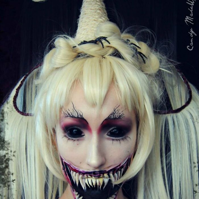 design de rosto de bruxa assustadora e feia de halloween em um