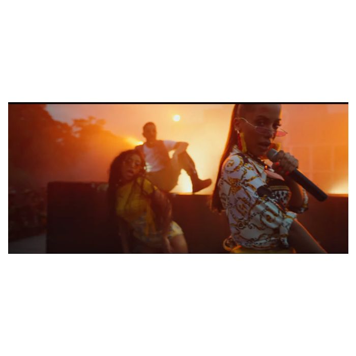 Anitta e Major Lazer lançaram o icônico clipe de &quot;Make It Hot&quot; e os fãs estão satisfeitos