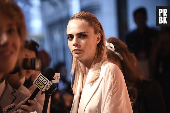 Cara Delevingne é desafiada por Ellie Goulding a abrir garrafa com o pé no desafio #BottleCapChallenge