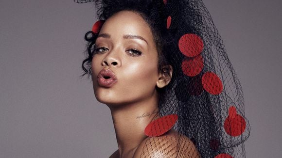 Rihanna estampa capa da revista Elle de dezembro e dá entrevista polêmica