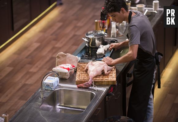 "MasterChef": Helton não acerta temperdo de receita e é eliminado do programa