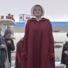 A personagem June (Elisabeth Moss) vai contando toda sua rotina cruel em "The Handmaid's Tale"