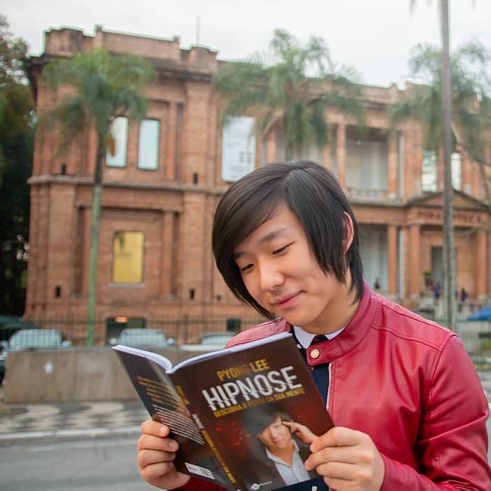 Recentemente, Pyong Lee lançou o livro &quot;Hipnose - Descubra o Poder da Sua Mente&quot;