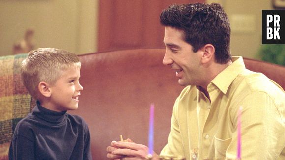 Em "Friends", Cole Sprouse interpretava Ben Geller, o filho de Ross (David Schwimmer)