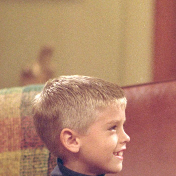 Em &quot;Friends&quot;, Cole Sprouse interpretava Ben Geller, o filho de Ross (David Schwimmer)