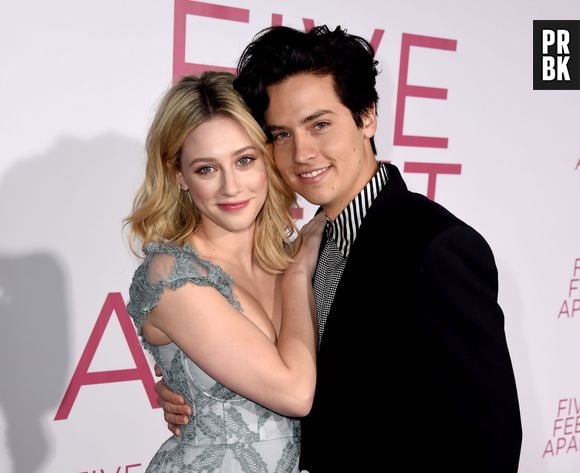 Em "Riverdale", Cole Sprouse conheceu e começou a namorar Lili Reinhart