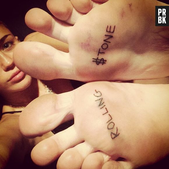 Tatuagem no pé: Miley Cyrus exibe "Rolling Stone" na sola