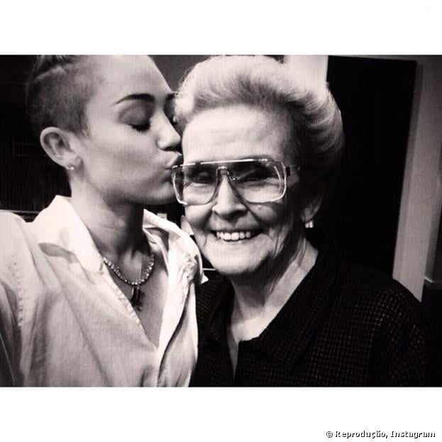 Miley Cyrus faz tatuagem em homenagem a avó
