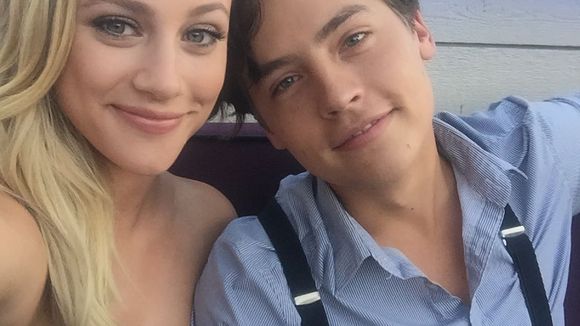 O Cole Sprouse enaltecendo a Lili Reinhart é a prova de que ainda podemos acreditar no amor