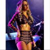 Em seus shows, Claudia Leitte mostra que seus exercícios pesados fazem a diferença no físico perfeito