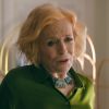 "Para Todos os Garotos: P.S. Ainda Amo Você": além da relação de Stormy (Holland Taylor) com Lara Jean (Lana Condor) ser muito mais profunda no livro, ela também é avó de John Ambrose (Jordan Fisher)