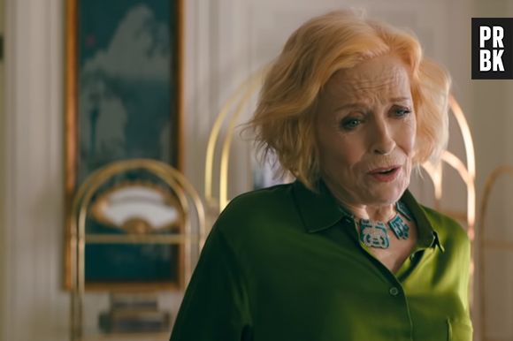 "Para Todos os Garotos: P.S. Ainda Amo Você": além da relação de Stormy (Holland Taylor) com Lara Jean (Lana Condor) ser muito mais profunda no livro, ela também é avó de John Ambrose (Jordan Fisher)