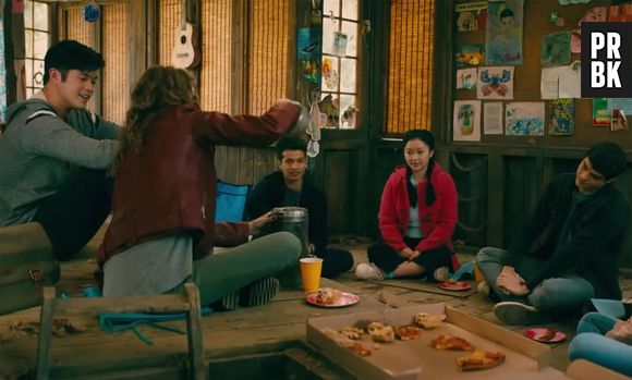 "Para Todos os Garotos: P.S. Ainda Amo Você": a brincadeira de "Pique-Pega" que acontece após a reunião na casa da árvore é decisiva para o desenvolvimento da história no livro e ela nem apareceu no filme