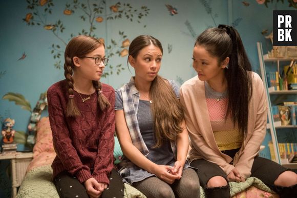 "Para Todos os Garotos: P.S. Ainda Amo Você": Lara Jean (Lana Condor) e Margot (Janel Parrish) são contra a relação do pai com a vizinha, só Kitty (Anna Cathcart) que apoia