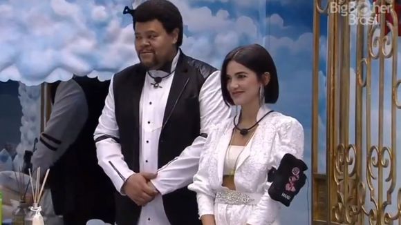 Manu e Babu fazem tudo! Brothers aproveitam look da festa e premiam os melhores e piores do "BBB20"