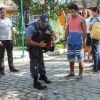 Em "Alto Astral", a polícia encontra o dinheiro do bazar escondido na mochila de Emerson (Sérgio Malheiros)