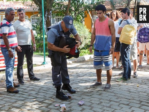 Em "Alto Astral", a polícia encontra o dinheiro do bazar escondido na mochila de Emerson (Sérgio Malheiros)