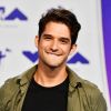 Tyler Posey acha que Scott deve estar descansando no Havaí. Merece, né?