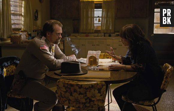 Em "Stranger Things", Hopper (David Harbour) é o detetive, mas Joyce (Winona Ryder) é bem boa na profissão também! De forma amadora, claro