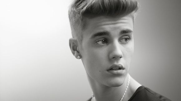 Justin Bieber muda de visual e está com o cabelo platinado, igual do Caio Castro!