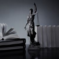 6 séries para assistir se você quer fazer Direito na faculdade