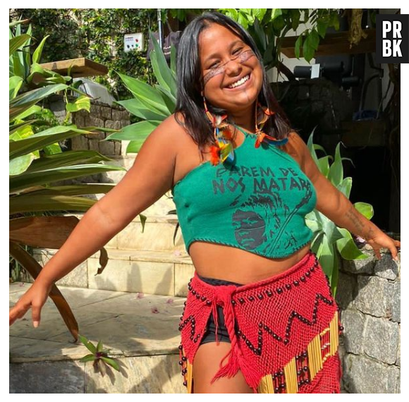 Kaê Guajajara é uma cantora e compositora indígena 