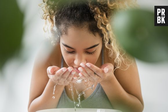 Água gelada ajuda a diminuir os poros? Veja este e mais mitos da skincare