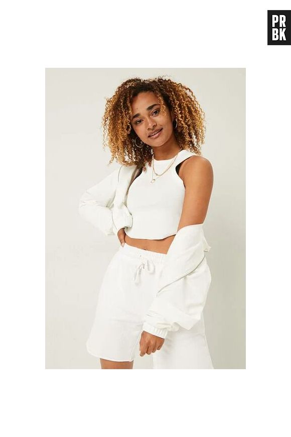 Mélanie Thomas veste conjuntinho todo em branco