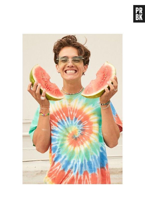 Noah Urrea posa para ensaio de nova coleção de roupas do Now United com a Forever 21