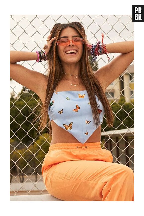 Sabina Hidalgo posa para ensaio de coleção de roupas do Now United com a Forever 21