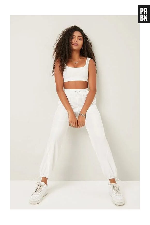 Any Gabrielly posa para ensaio da nova coleção de roupas da Forever 21 com o Now United
